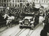 Zagreb, 9. svibnja 1945. godine. Kroz masu okupljenih građana iz Jurišićeve ulice na Trg pristiže kolona partizanskih kamiona i zaprežnih vozila s partizanima.jpg